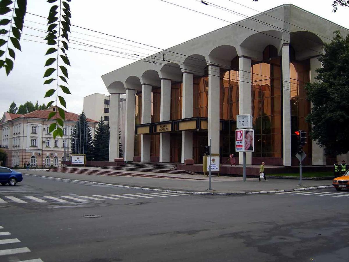 2 Bedrooms Heart Of City Center Chişinău Eksteriør billede
